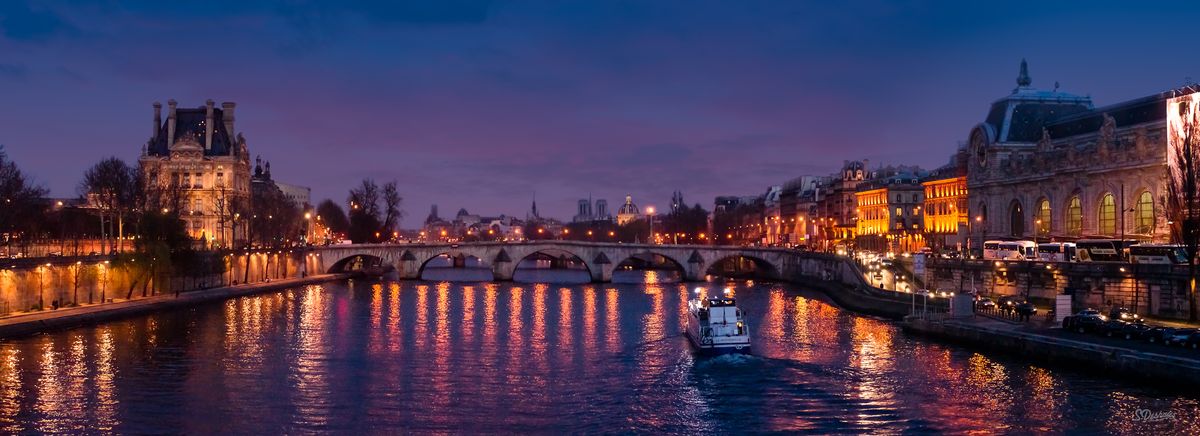 Vue de Paris juste avant la tombée de la nuit, prise de la passerelle Léopold-Sédar-Senghor, anciennement passerelle Solférino.