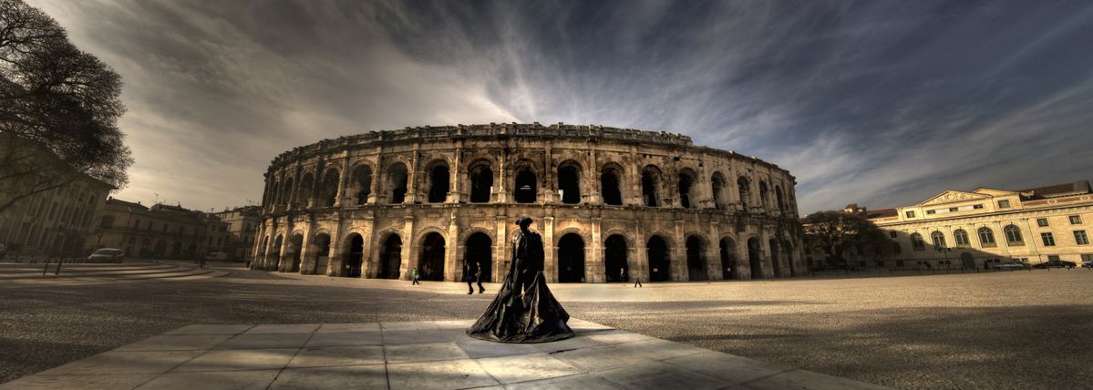 Les Arènes de Nîmes, avec la statue de Nimeño II