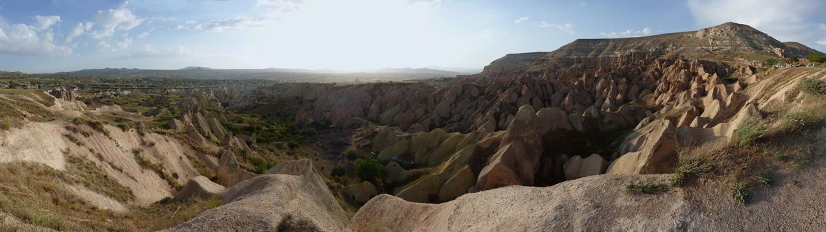 Rotspartijen in Cappadocië. De zon gaat bijna onder.