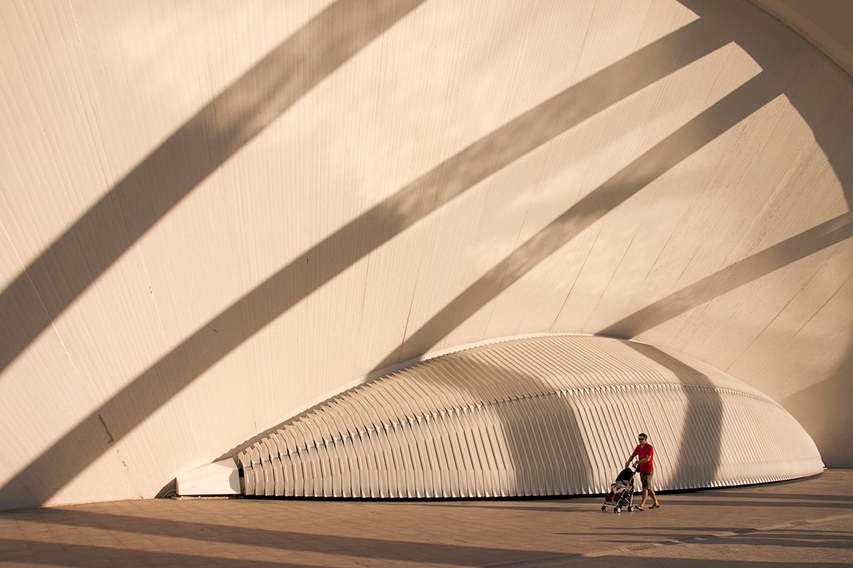 Mann mit Kinderwagen im modernen Valencia