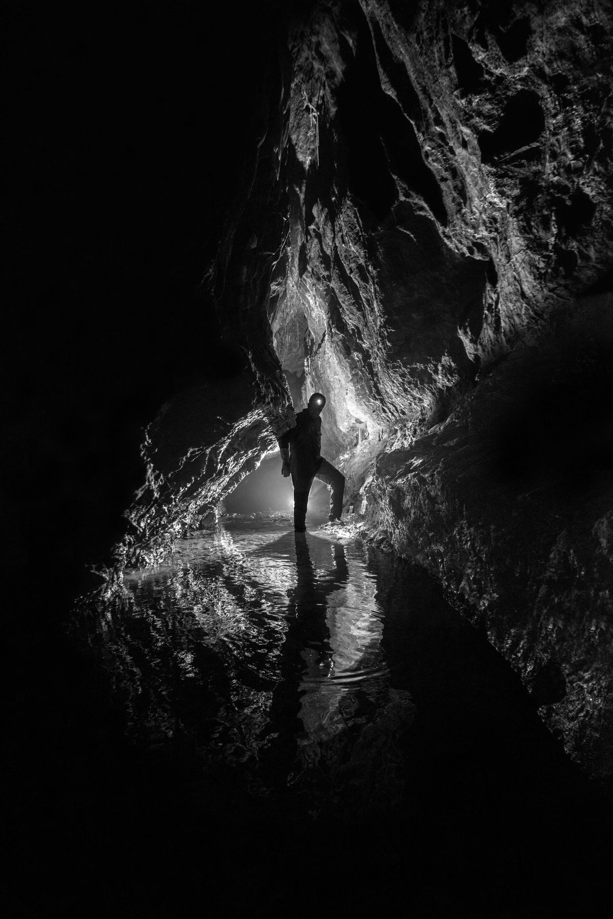 Ambiance mystérieuse dans cet univers où l'obscurité règne, entre l'eau et la roche. La prédominance du noir est volontaire pour recréer l'émotion vécue sous terre, plutôt que de vouloir déboucher toutes les ombres et perdre cette atmosphère si particulière. 
Photographie réalisée avec un sony a7r, dans des conditions assez rock'n roll !