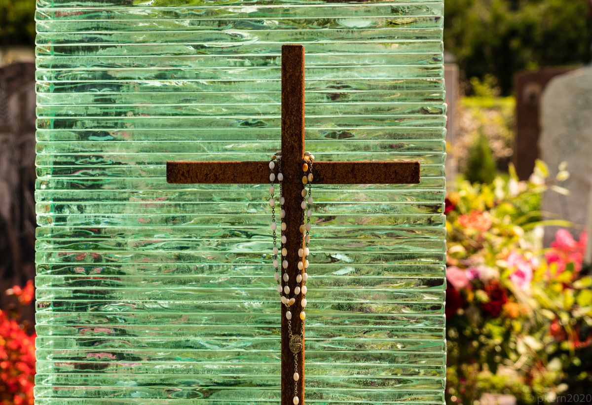 Der neue Friedhof zeigt auch moderne Grabsteine, z.B. aus Glas