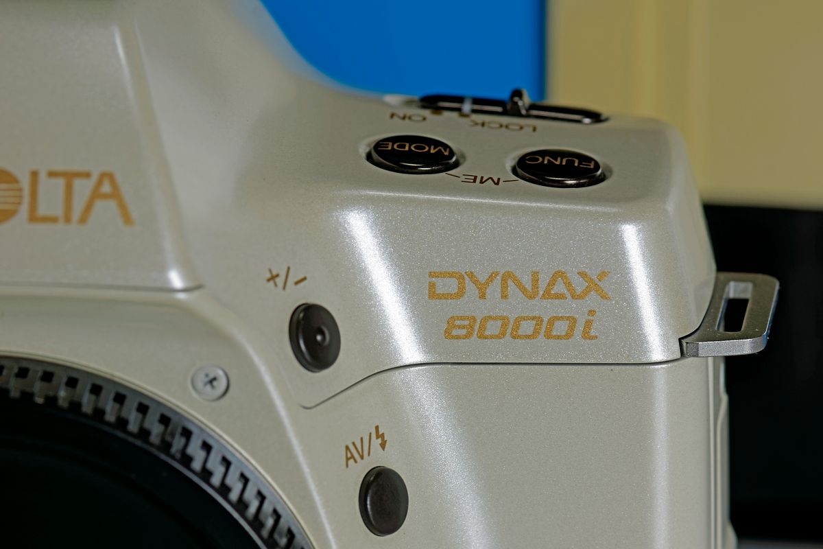 Zur Erinnerung an einen Weltraumeinsatz, wurde diese Minolta Alpha, Dynax, Maxxum 8000i Modell Kit ( 8000i, Blitz 5200i und AF 35-105mm ) Reihe in limitierter Stückzahl, in permuttweiss hergestellt.