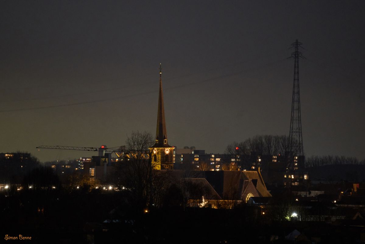Deze avond opnamen vanaf een 4e etage, vanuit Oud-Beijerland, zijn de rode lampen van de Botlekbrug ook te zien