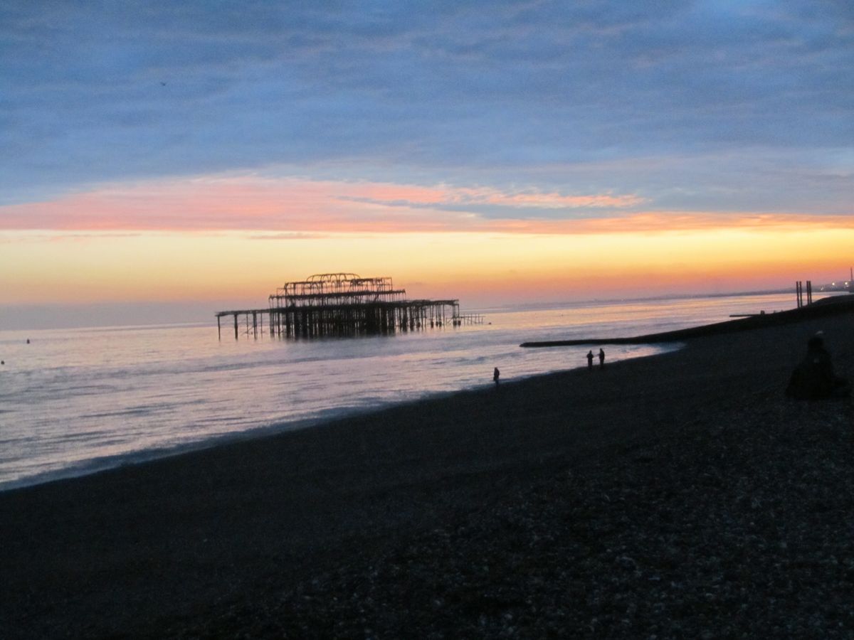 West Pier, Brighton, con la puesta de sol al fondo.