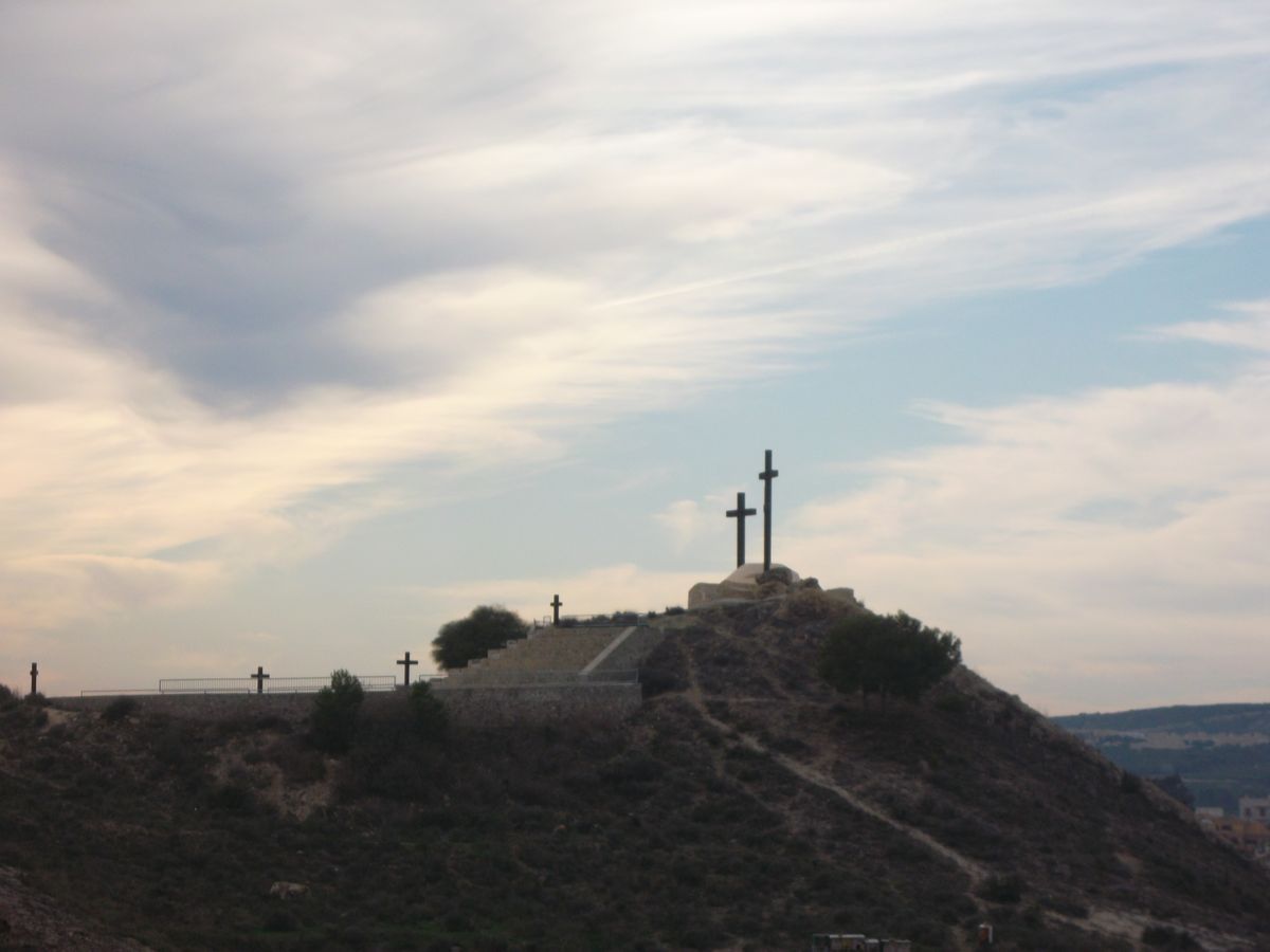 las tres cruces rojales (alicante)